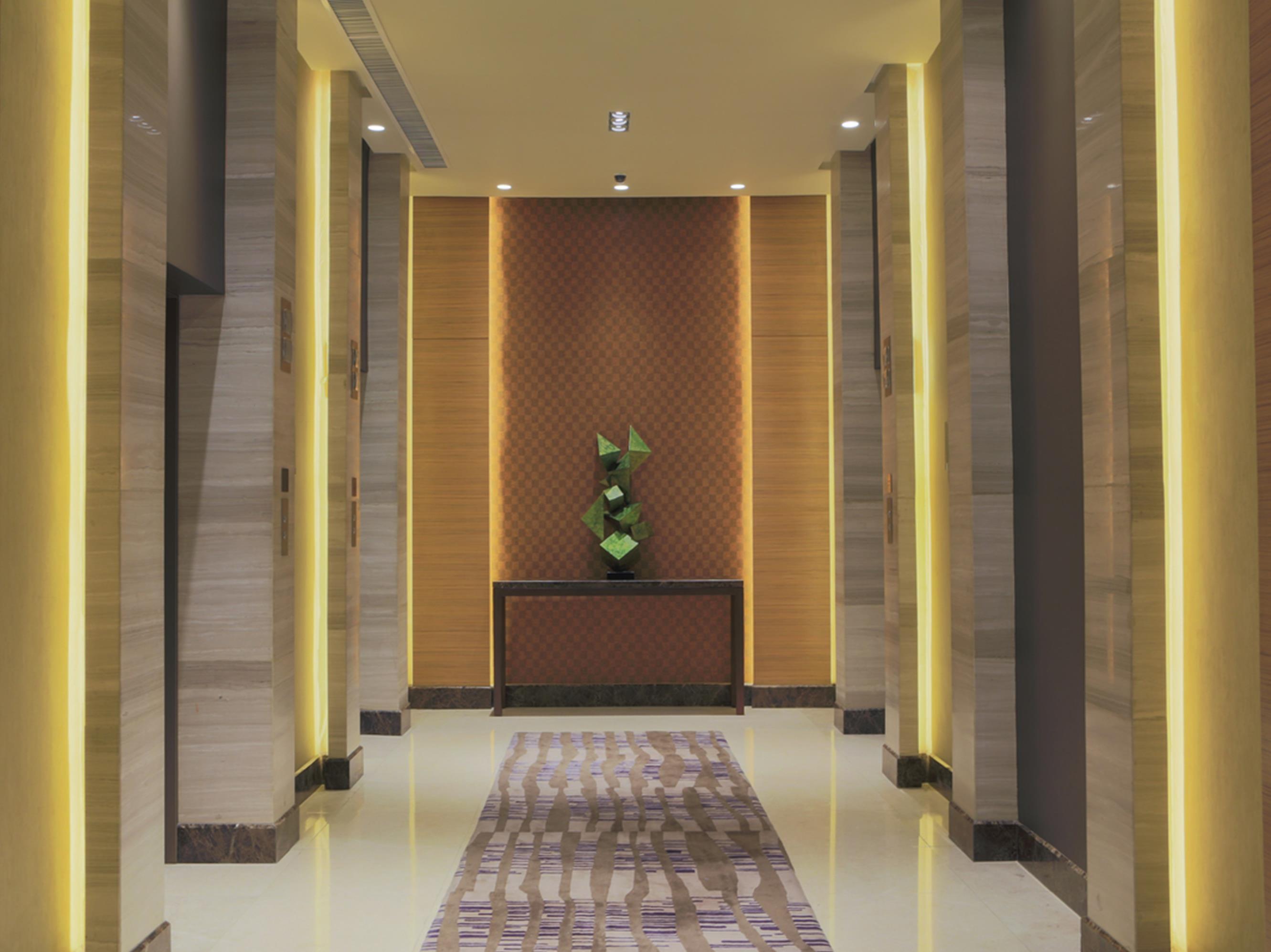 Holiday Inn & Suites Makati By Ihg Makati City Extérieur photo The interior of the hotel