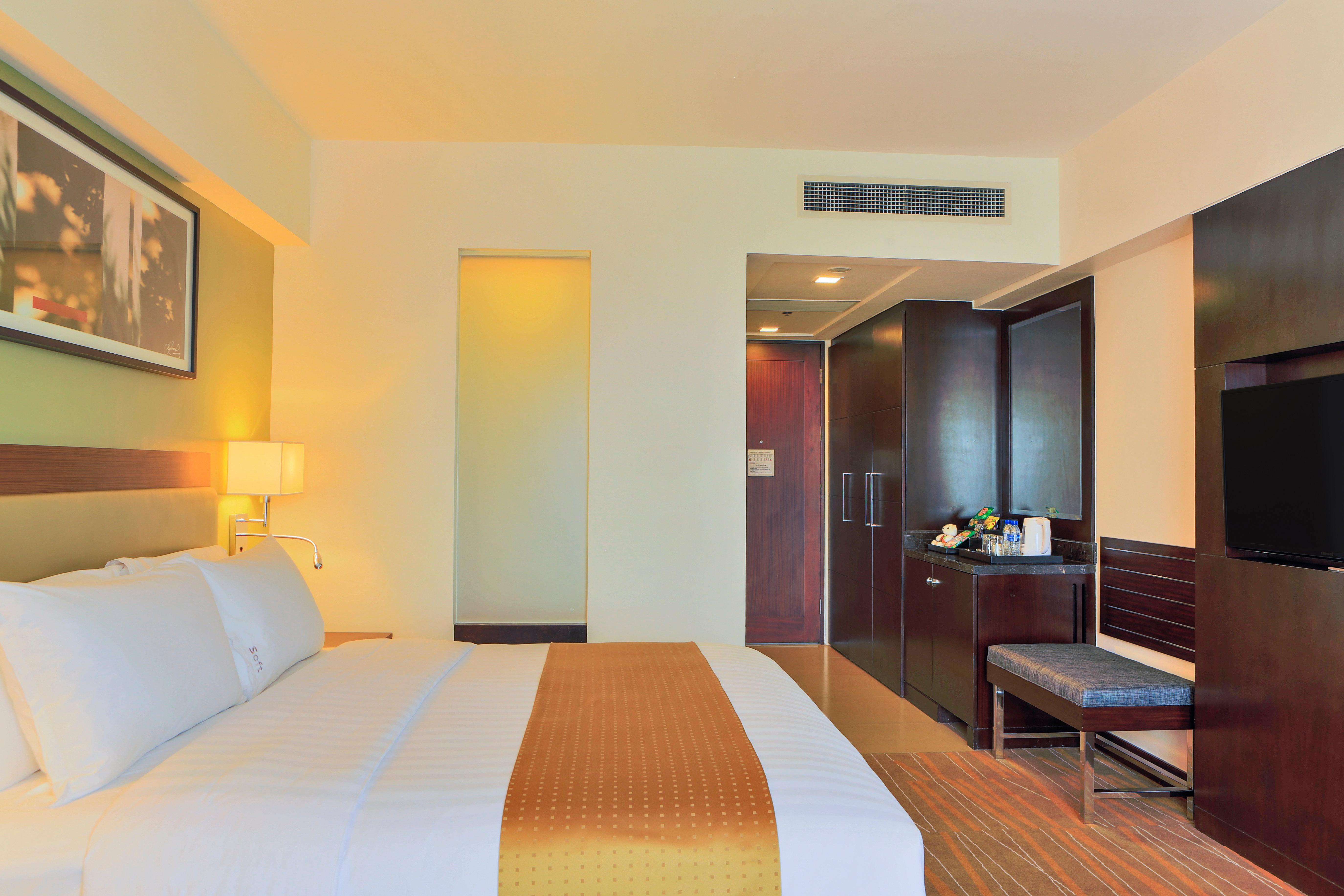 Holiday Inn & Suites Makati By Ihg Makati City Extérieur photo A room at the hotel