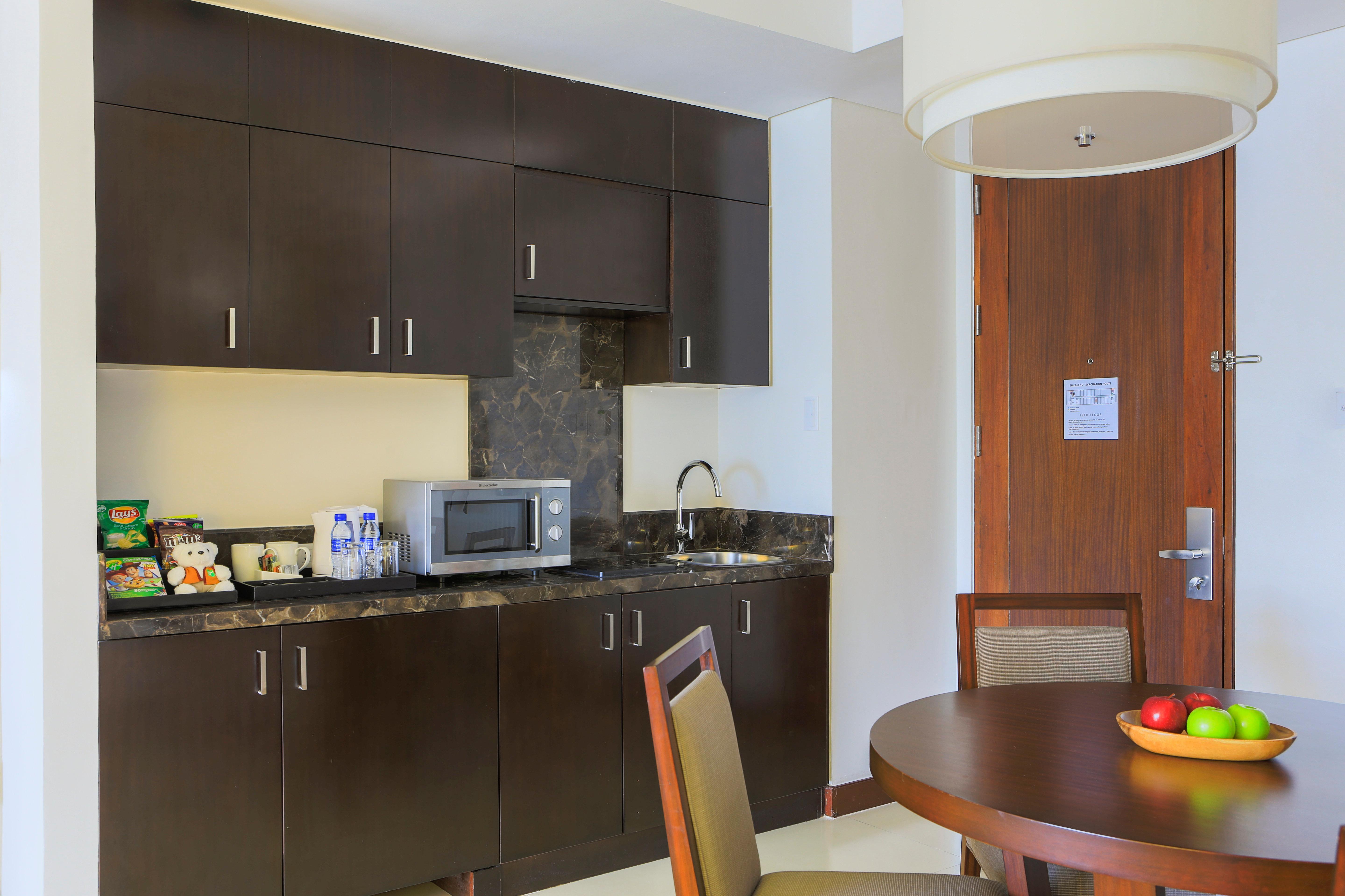 Holiday Inn & Suites Makati By Ihg Makati City Extérieur photo Kitchenette