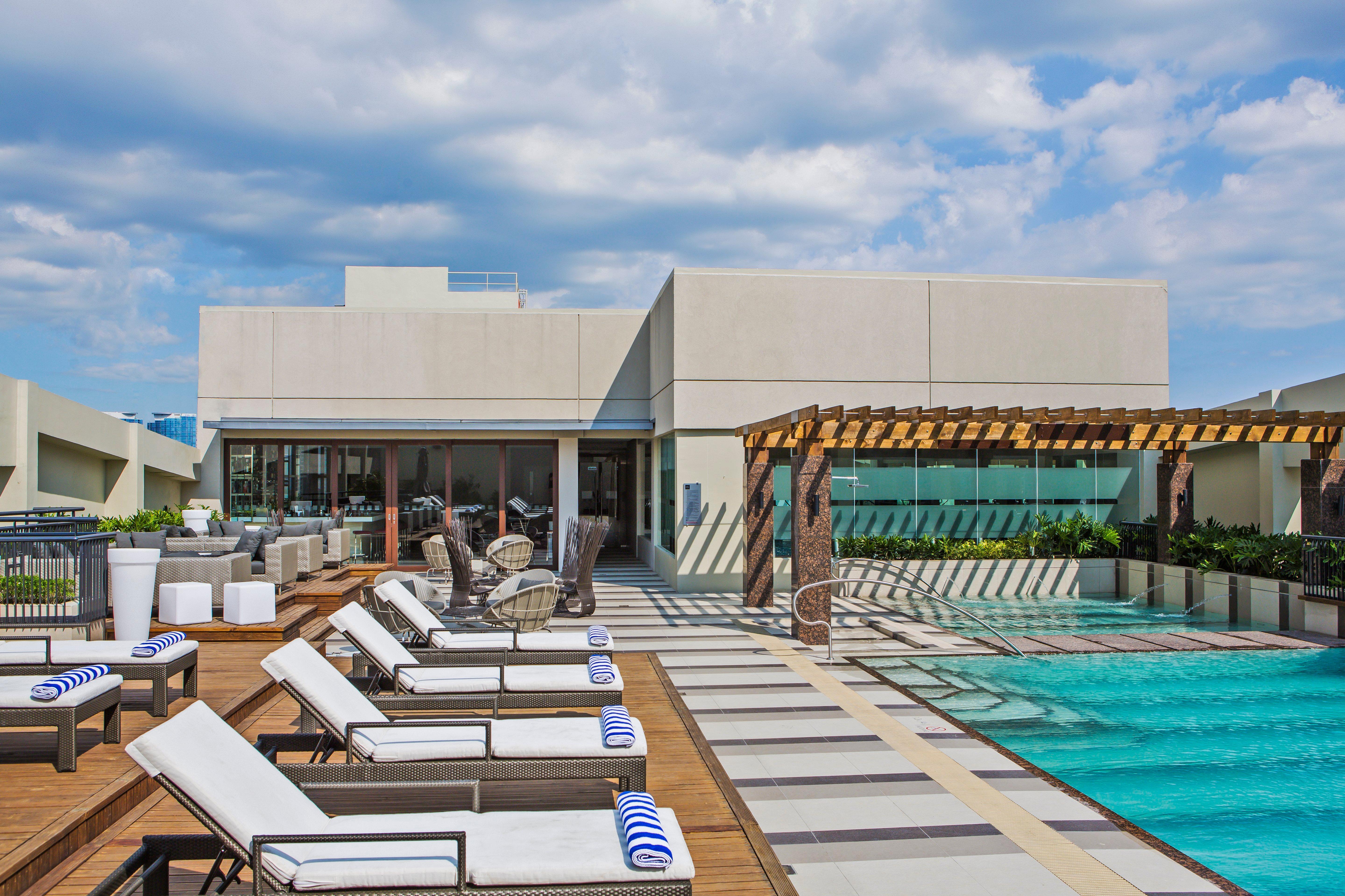 Holiday Inn & Suites Makati By Ihg Makati City Extérieur photo Rooftop pool at the hotel