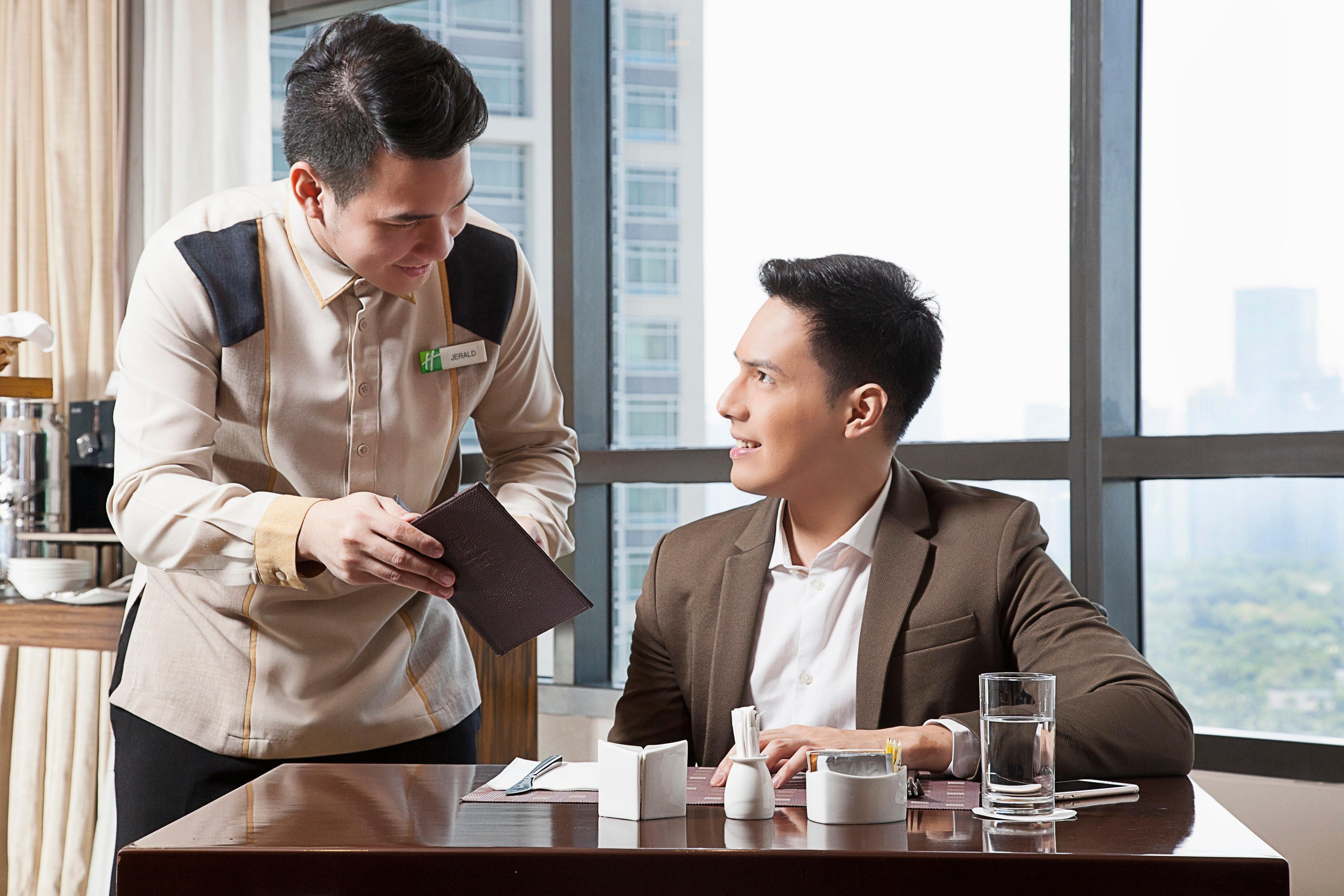 Holiday Inn & Suites Makati By Ihg Makati City Extérieur photo A butler serving a guest