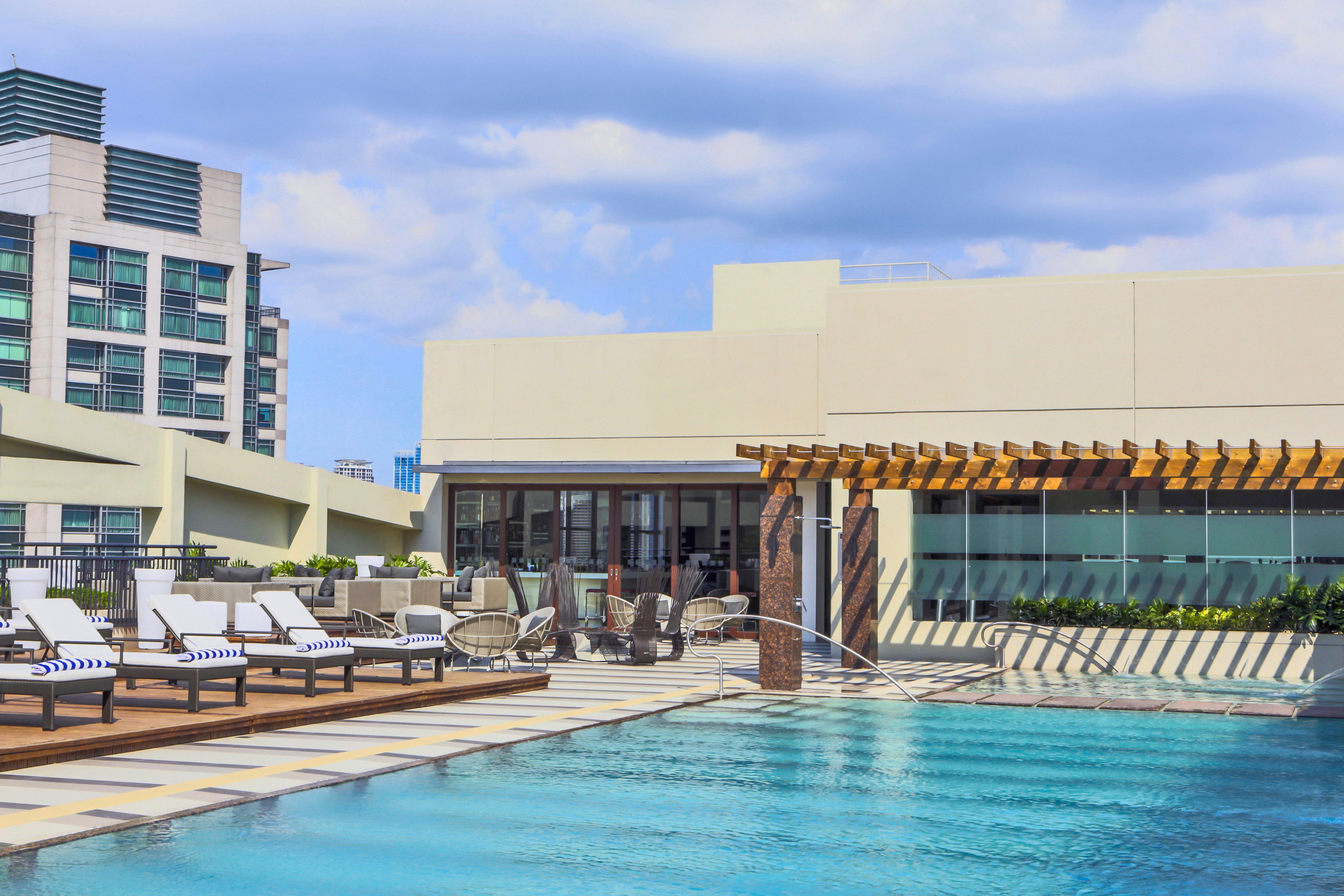 Holiday Inn & Suites Makati By Ihg Makati City Extérieur photo Rooftop pool