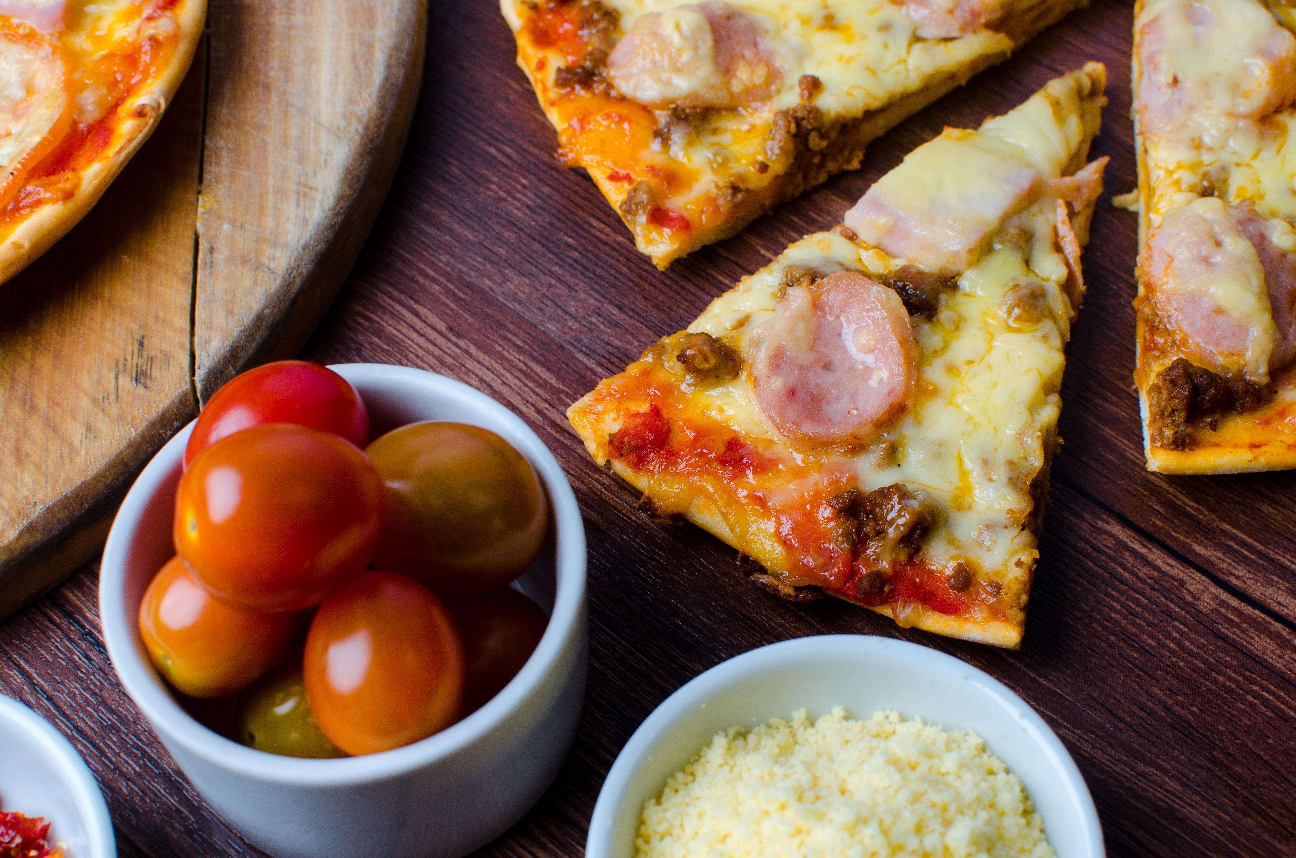 Holiday Inn & Suites Makati By Ihg Makati City Extérieur photo A pizza with sausage and cheese