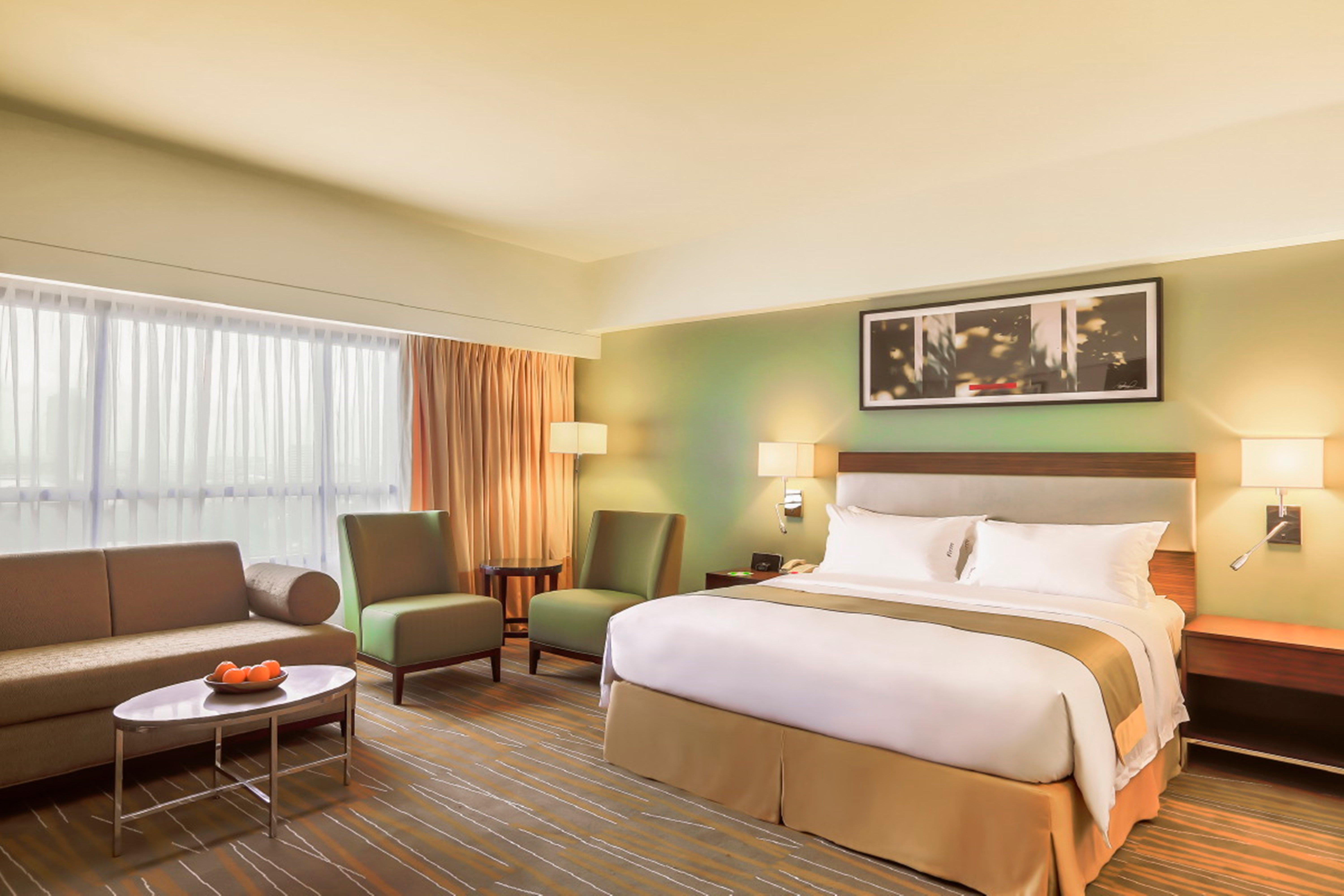 Holiday Inn & Suites Makati By Ihg Makati City Extérieur photo A typical room at the Holiday Inn