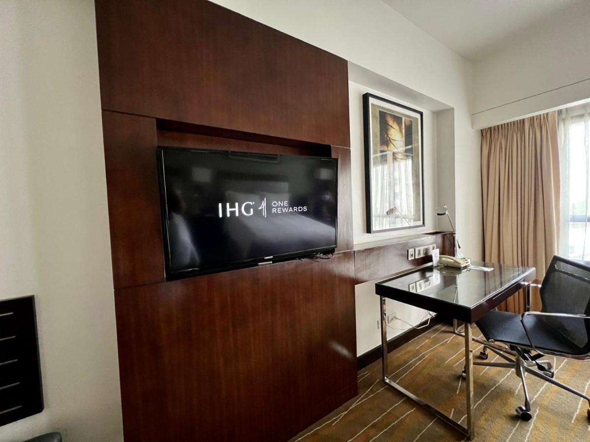 Holiday Inn & Suites Makati By Ihg Makati City Extérieur photo