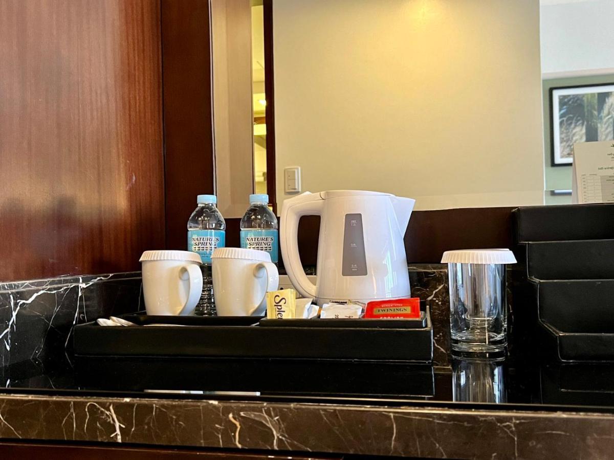 Holiday Inn & Suites Makati By Ihg Makati City Extérieur photo A kettle and a water jug in a hotel room