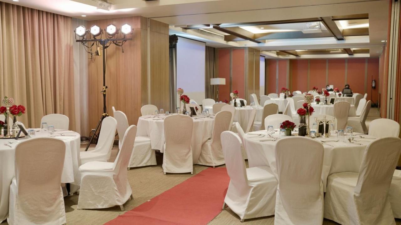 Holiday Inn & Suites Makati By Ihg Makati City Extérieur photo A wedding reception