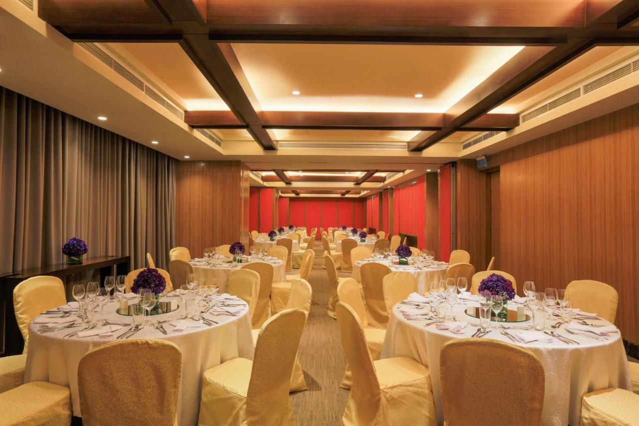 Holiday Inn & Suites Makati By Ihg Makati City Extérieur photo The ballroom