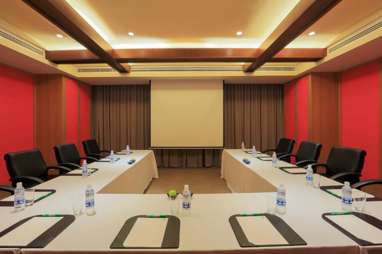 Holiday Inn & Suites Makati By Ihg Makati City Extérieur photo Meeting room