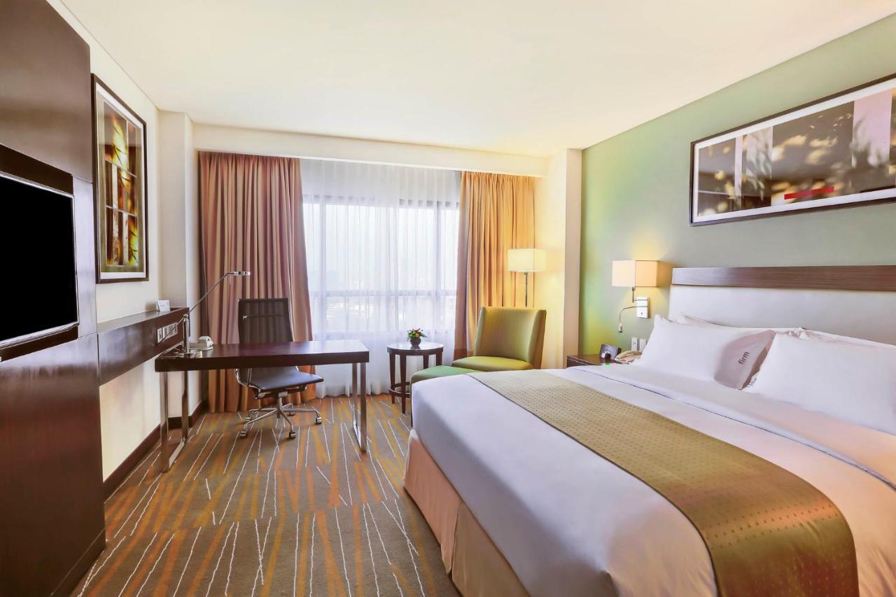 Holiday Inn & Suites Makati By Ihg Makati City Extérieur photo A typical room at the hotel