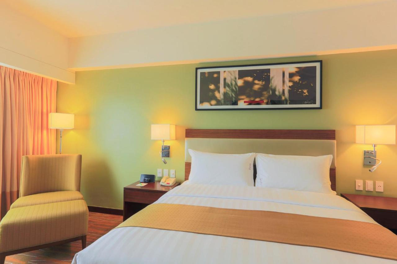 Holiday Inn & Suites Makati By Ihg Makati City Extérieur photo A room at the hotel
