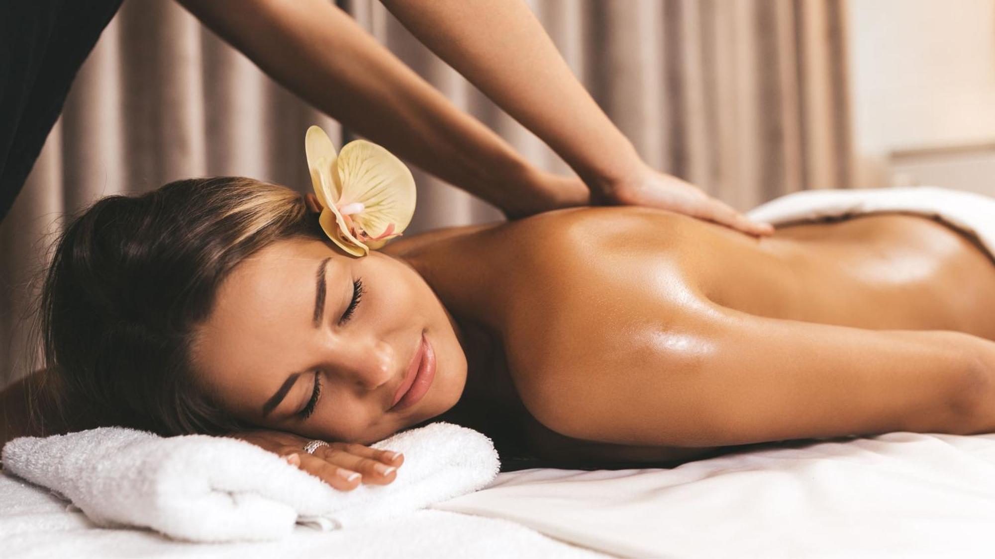 Holiday Inn & Suites Makati By Ihg Makati City Extérieur photo A woman receiving a massage