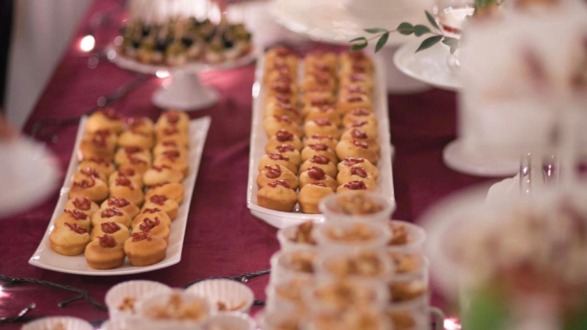Holiday Inn & Suites Makati By Ihg Makati City Extérieur photo A selection of petits fours