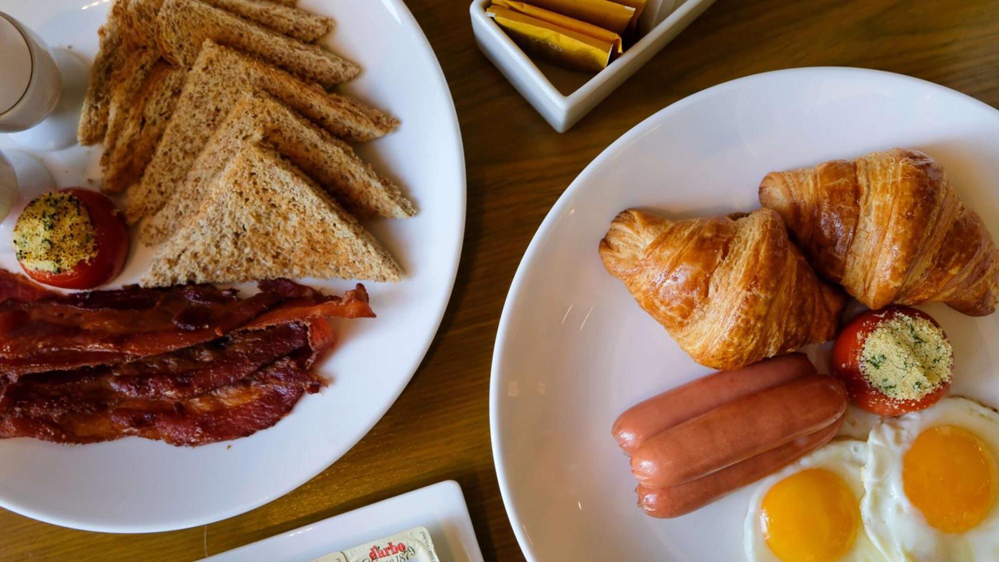 Holiday Inn & Suites Makati By Ihg Makati City Extérieur photo Croissants and sausages