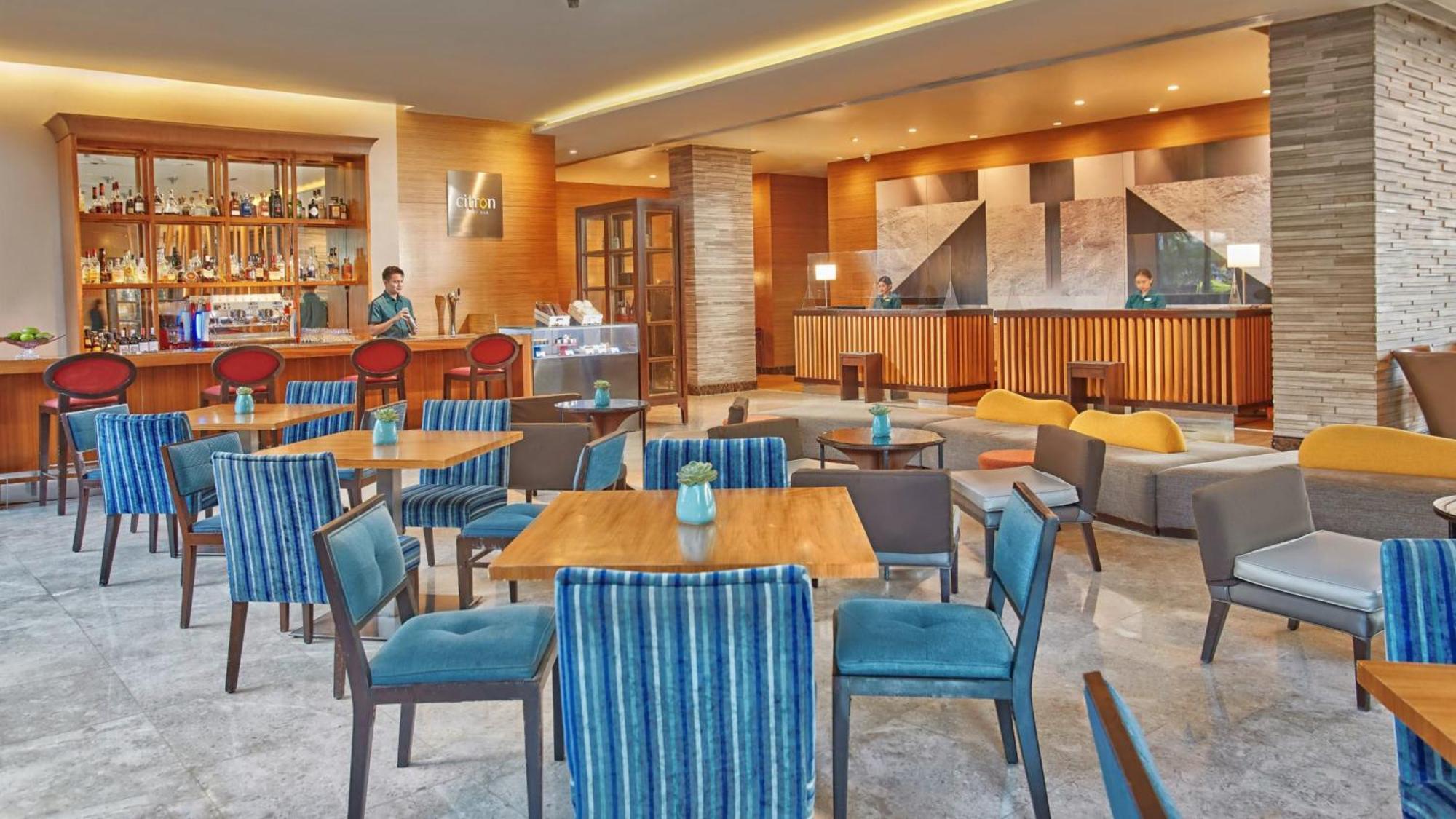 Holiday Inn & Suites Makati By Ihg Makati City Extérieur photo The Lounge at the airport