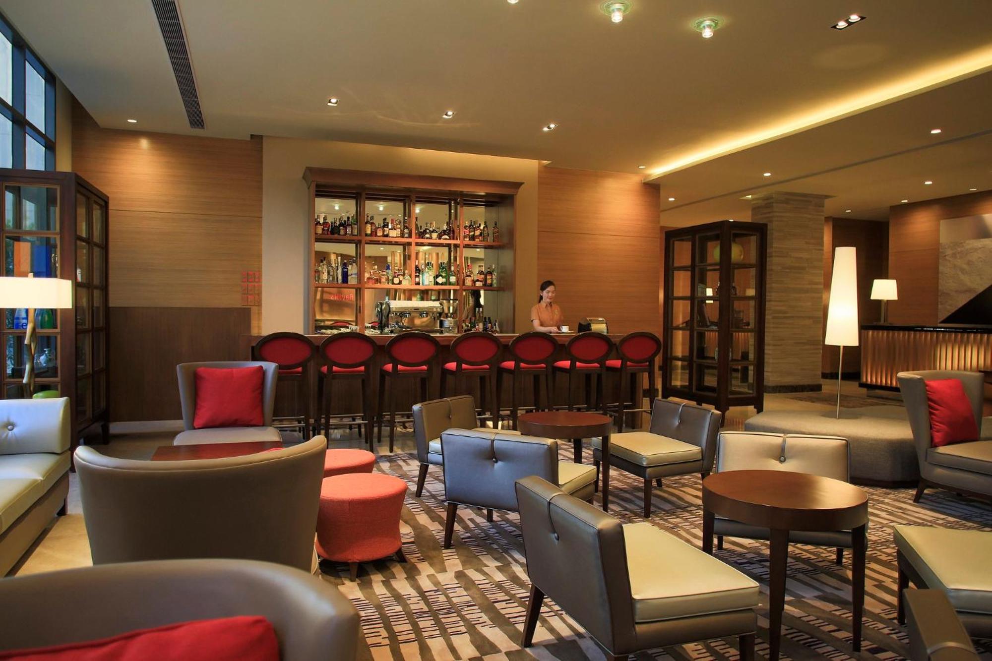 Holiday Inn & Suites Makati By Ihg Makati City Extérieur photo The bar at the lobby